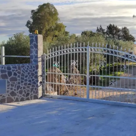Casa Su Rimediu In With A Garden *